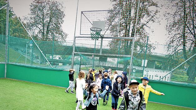 Die Freude &uuml;ber den neuen Soccer-Court war den Kindern anzusehen.