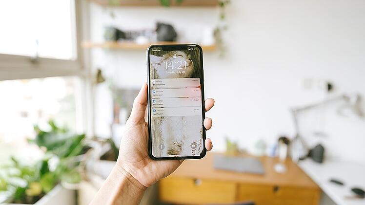 Der Messenger WhatsApp begleitet uns immer und überall. Mit 3 einfachen Tipps lässt sich Datenvolumen einsparen.