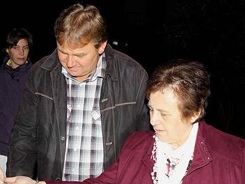 Thomas Schütz und seine Mutter Hildegard kümmern sich seit vielen Jahren um die für die Lichterprozession benötigten Kerzen.