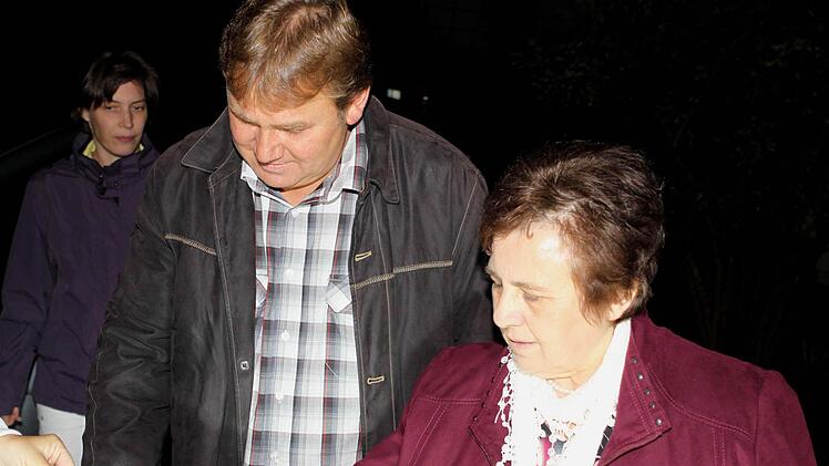 Thomas Schütz und seine Mutter Hildegard kümmern sich seit vielen Jahren um die für die Lichterprozession benötigten Kerzen.