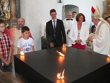 Die fünf Brandstellen sollen auf dem Altar später einmal die Wundmale Christi symbolisieren. Fotos: Evi Seeger