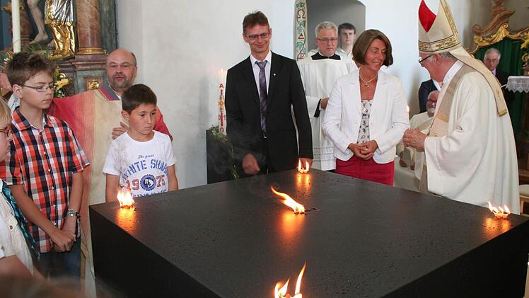 Die fünf Brandstellen sollen auf dem Altar später einmal die Wundmale Christi symbolisieren. Fotos: Evi Seeger