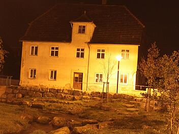 Das ehemalige Spital an der Lauter ist ein stadtbildprägendes Gebäude in Bad Staffelstein - auch wenn es dunkel geworden ist. Foto: Ramona Popp