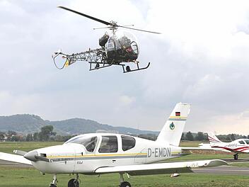 Nein, sie kamen sich nicht in die Quere: Uli Streich landete seine 47 Jahre alte und 240 PS starke "Bell 47 - D-HICE" sicher auf dem Vorfeld des Flugplatzes. Beim Fliegerfest in Haßfurt herrschte viel Betrieb.