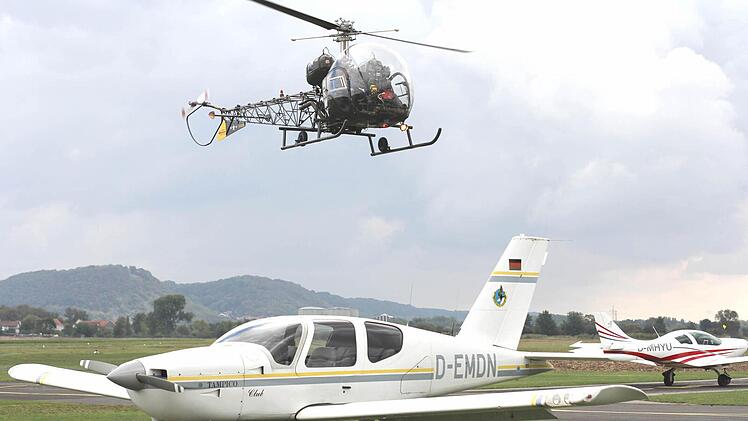 Nein, sie kamen sich nicht in die Quere: Uli Streich landete seine 47 Jahre alte und 240 PS starke "Bell 47 - D-HICE" sicher auf dem Vorfeld des Flugplatzes. Beim Fliegerfest in Haßfurt herrschte viel Betrieb.