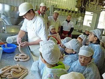 Wie kommt der Knick ins Würstchen? Die Metzgerei Brehm löste diese Frage vor den erstaunten Schulkindern.  Foto: Lothar Weidner