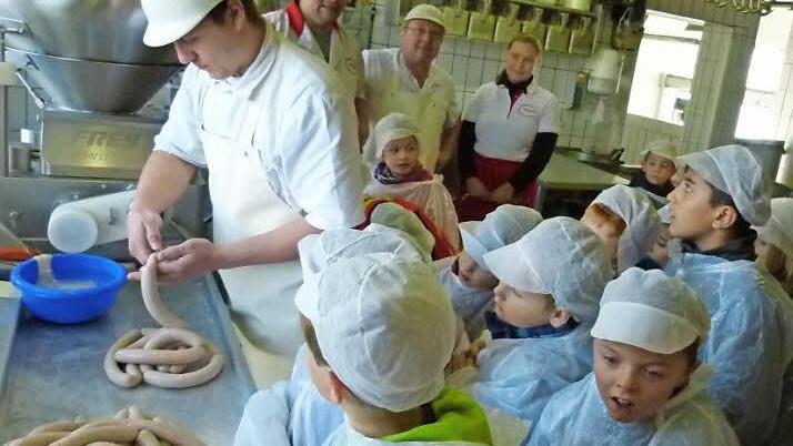 Wie kommt der Knick ins Würstchen? Die Metzgerei Brehm löste diese Frage vor den erstaunten Schulkindern.  Foto: Lothar Weidner