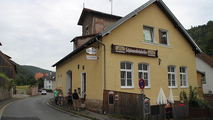 Soll demnächst abgebrochen werden: die Gastwirtschaft "Schwanenbräukeller" im Spiegel, ...