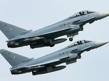 Zwei Eurofighter verursachten am vergangenen Donnerstag bei einem Schutzflug den Überschallknall.  Foto: Bernd Wüstneck/dpa