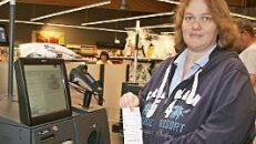 Angela Stenglein (40) war allein am ersten Tag drei Mal im Markt, auch ihre Kinder wollten die Selbstscankasse ausprobieren. "Sie gehen jetzt wieder öfters mit einkaufen", lacht Stenglein.