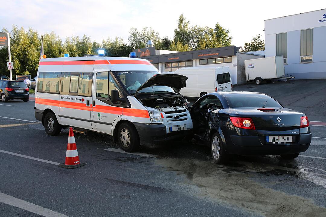 Rettungswagen und Auto stoßen in Hof zusammen