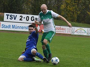 Überragend gespielt, aber ohne Tor geblieben war Riedenbergs Marcel Gebhart (rechts), der hier das Leder gegen Münnerstadts Janik Markert verteidigen muss.Hopf