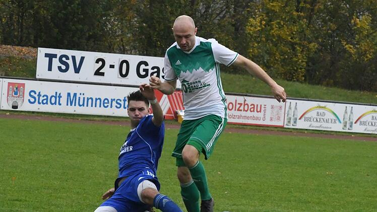 Überragend gespielt, aber ohne Tor geblieben war Riedenbergs Marcel Gebhart (rechts), der hier das Leder gegen Münnerstadts Janik Markert verteidigen muss.Hopf