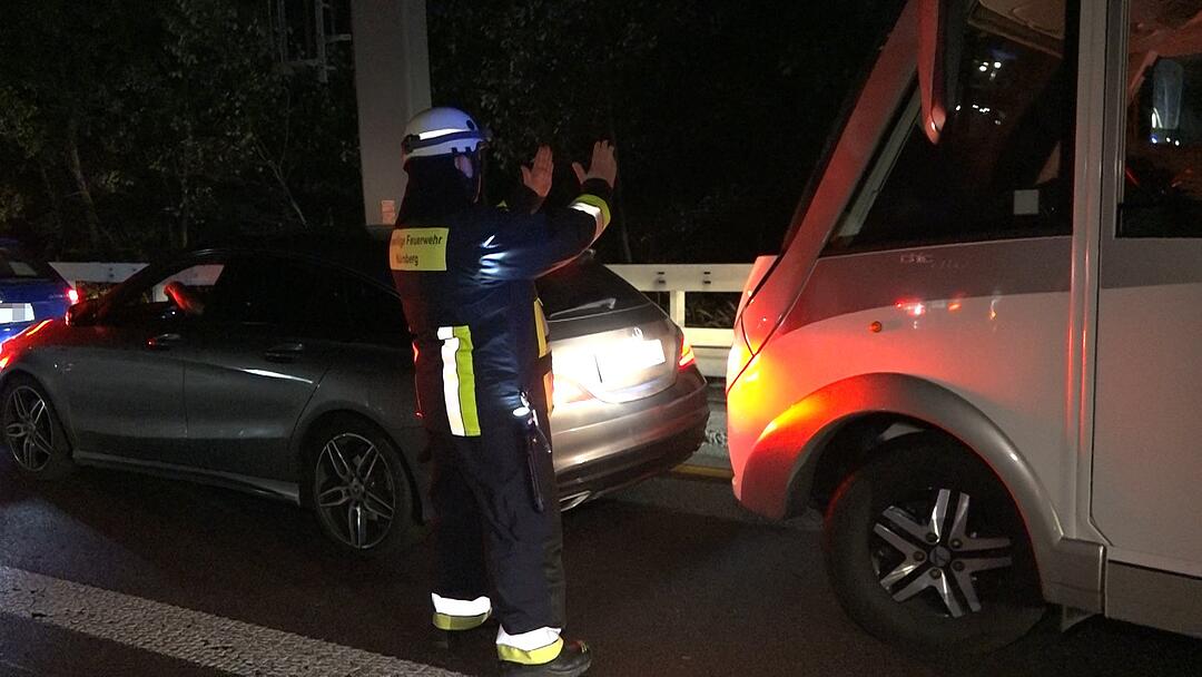 Feuerwehrleute werden zu FuÃügängern auf der Autobahn - und bleiben dennoch stecken