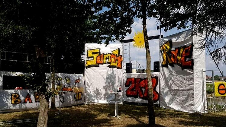Das Festivalgelände mit selbstgebauter BühneRichard Sänger