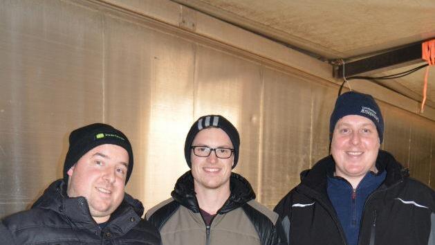Marcus &Uuml;bel (Mitte) hatte zusammen mit den Helfern Johannes Schlapp (links) und Michael Salomon (rechts) das 2. Mahnfeuer organisiert.  Foto: Joseph Beck