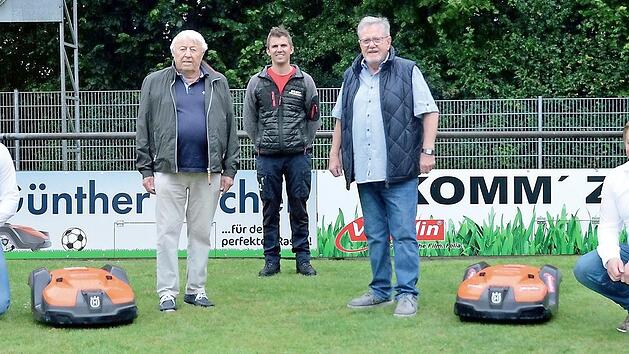 Freuen sich &uuml;ber die neuen M&auml;hroboter (von links): Philipp Knauer (Vorsitzender FC Adler Weidhausen), G&uuml;nther Fischer (F+S), Fabian Welsch (Gehrlicher/Welsch), Joachim Baumann (Verpa), Sebastian G&ouml;&szlig;l (Vorsitzender FC Adler Weidhausen)  Foto: Alexandra Kemnitzer