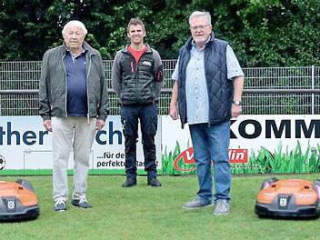 Freuen sich über die neuen Mähroboter (von links): Philipp Knauer (Vorsitzender FC Adler Weidhausen), Günther Fischer (F+S), Fabian Welsch (Gehrlicher/Welsch), Joachim Baumann (Verpa), Sebastian Gößl (Vorsitzender FC Adler Weidhausen)  Foto: Alexandra Kemnitzer