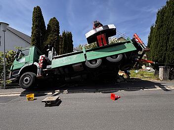 Lastwagen mit Kran in Selb umgekippt