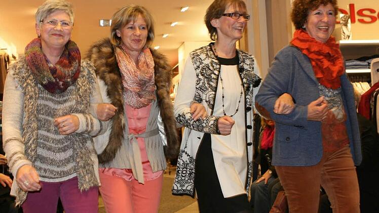 Pfiffig und selbstbewusst präsentierte Regine Ruckdeschel (rechts), Leiterin zweier Brustkrebs-Selbsthilfegruppen, zusammen mit Christine Neubauer, Heidi Neubauer und Sabine Lewis (von links) flotte Wintermode. Fotos: Elisabeth Niestroj