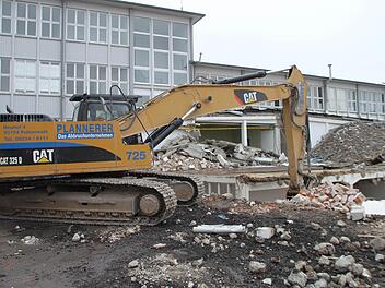 Ein Bautrupp des Firma Plannerer, die auch das EKU-Lagergebäude abgerissen hat - dabei ist es 2009 zu einem Großbrand gekommen - , bricht derzeit die alten Hensel & Mortensen-Gebäude ab. Fotos: Stephan Tiroch