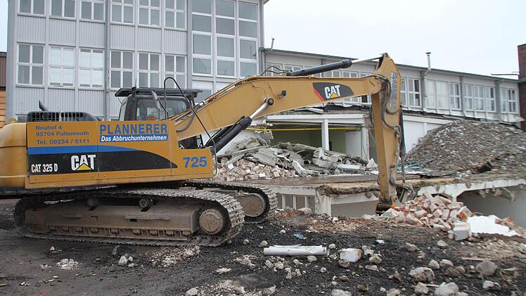 Ein Bautrupp des Firma Plannerer, die auch das EKU-Lagergebäude abgerissen hat - dabei ist es 2009 zu einem Großbrand gekommen - , bricht derzeit die alten Hensel & Mortensen-Gebäude ab. Fotos: Stephan Tiroch