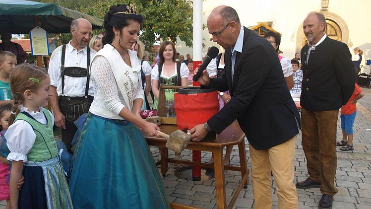 Traditionell startet das Eltingshäuser Dorffest mit dem Bieranstich. Den übernahm heuer die Bad Kissinger Rosenkönigin Anna-Lena Koch, unterstützt von Andreas Kukuk. Fotos: Stefan Geiger