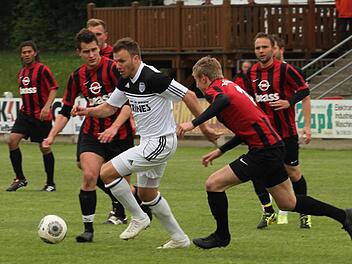 Fast die halbe Gästemannschaft ist hier dem Sander Thorsten Schlereth (4. Von links) auf den Fersen und sucht ihn zu stoppen. Foto: Günther Geiling