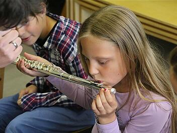 Die ersten Versuche auf der Querflöte Fotos: Gerd Schaar