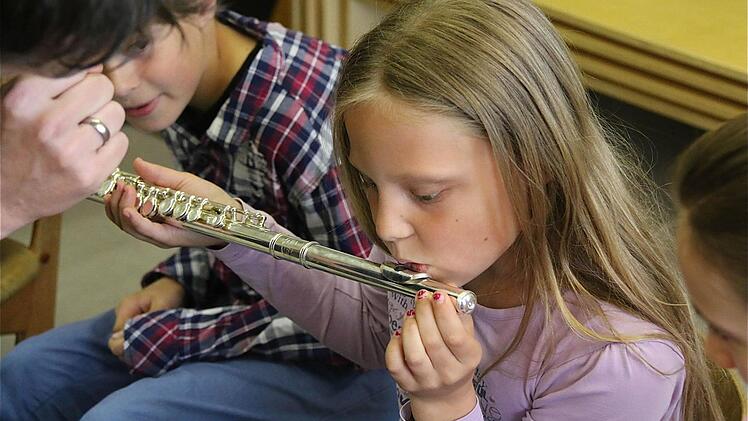Die ersten Versuche auf der Querflöte Fotos: Gerd Schaar