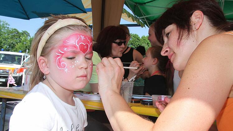 Hitze hin oder her - Emma Ott (5) lässt sich von Marina Gomer in ein herziges Wesen verwandeln.