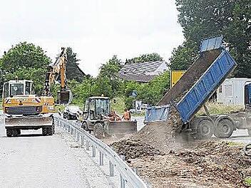 Auf Höhe der Abzweigung nach Katschenreuth wird der Höhenunterschied zwischen Staatsstraße und Ausweichfahrbahn ausgeglichen.