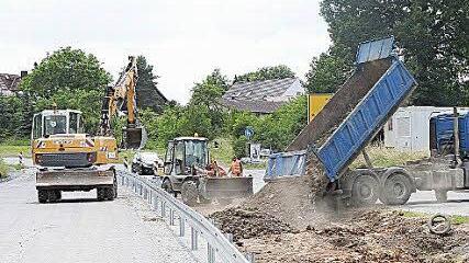 Auf Höhe der Abzweigung nach Katschenreuth wird der Höhenunterschied zwischen Staatsstraße und Ausweichfahrbahn ausgeglichen.