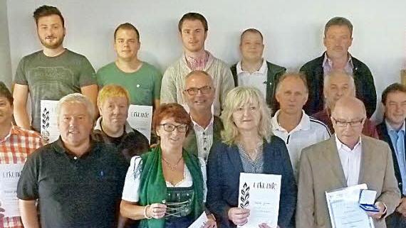 Sie wurden beim Jubiläum "60 Jahre VfB Autenhausen" für langjährige Mitgliedschaft ausgezeichnet.