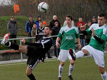 Der Sander Dinis Ribeiro (links) hier bei einem Rückzieher vor zwei Gästespielern auf das Gästetor. Foto: Günther Geiling