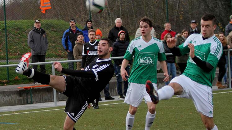 Der Sander Dinis Ribeiro (links) hier bei einem Rückzieher vor zwei Gästespielern auf das Gästetor. Foto: Günther Geiling