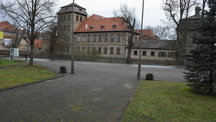 Die Fläche am Kriegerdenkmal und Schlosssee könnte einmal einen Dorfmittelpunkt darstellen. Unser Bild zeigt den Blick vom Denkmal aus über den Platz zum Schloss. Foto: Schmidt