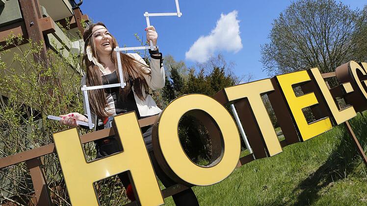 Eine fröhliche Hotel-Besitzerin: Angie Katze mit dem Zollstock vor ihrer Herberge in Fürth am Berg. Fotos: Matthias Hoch