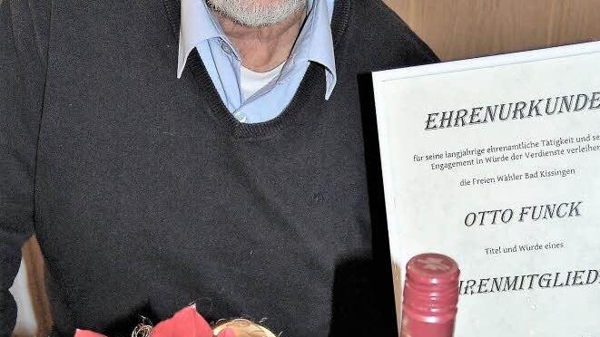 Ex-Stadt- und -Kreisrat Otto Funck (72) wurde von den Freien Wählern Bad Kissingen nach jahrzehntelanger Mitgliedschaft zum Ehrenmitglied ernannt. Foto: Sigismund von Dobschütz