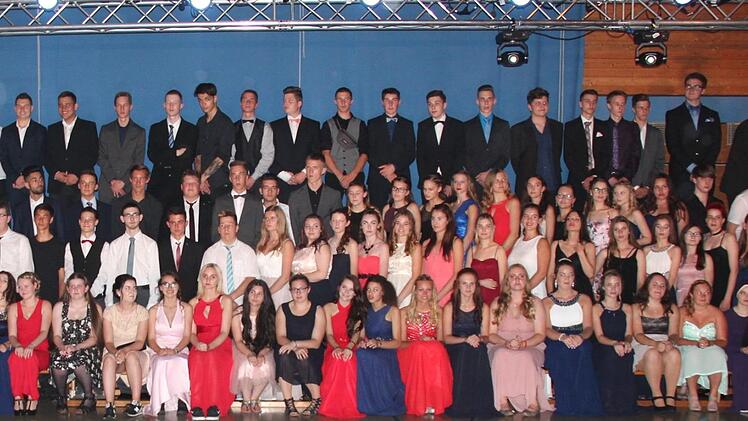 Absolventen in festlicher Garderobe  Foto: Johanna Blum