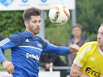 Der Ebensfelder Sebastian Amon (rechts) und der Mitwitzer Marc Hofmann haben den Ball im Blick. F&uuml;r den TSV soll es gegen Breiteng&uuml;&szlig;bach besser laufen.  Foto: G. Czepera