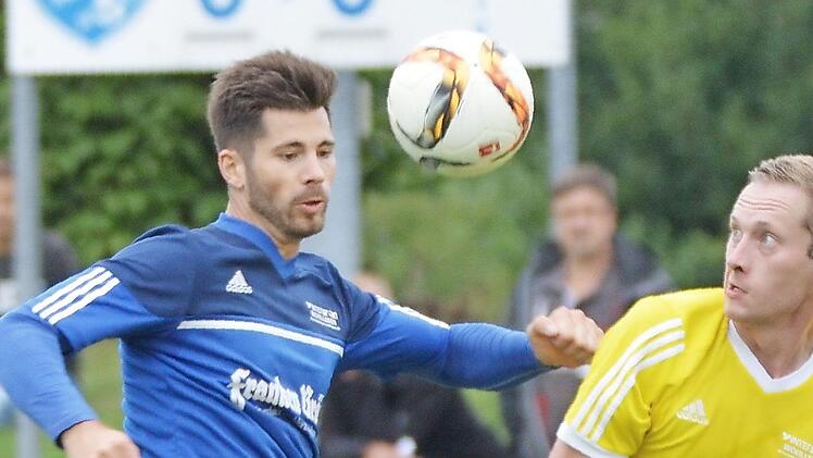 Der Ebensfelder Sebastian Amon (rechts) und der Mitwitzer Marc Hofmann haben den Ball im Blick. F&uuml;r den TSV soll es gegen Breiteng&uuml;&szlig;bach besser laufen.  Foto: G. Czepera