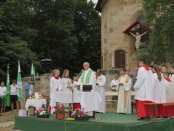 Der Gottesdienst vor der Kreuzbergkirche. Foto: Mathias Erlwein