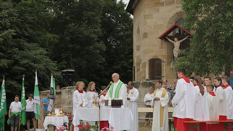 Der Gottesdienst vor der Kreuzbergkirche. Foto: Mathias Erlwein