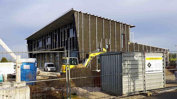 Das Heßdorfer Feuerwehrhaus ist länger eine Baustelle als den Gemeinderäten lieb ist.     Foto: Richard Sänger