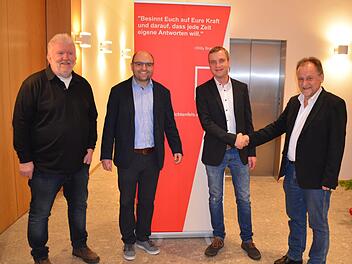 SPD-Ortsvereinsvorsitzender Jochen Körner (rechts) gratuliert Bürgermeisterkandidat Stephan Arndt. Mit im Bild (von links) der Unterlangenstadter Ortsvereinsvorsitzender Egon Neder und Kreisvorsitzender Sebastian Müller Foto: Thomas Micheel