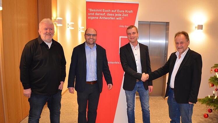 SPD-Ortsvereinsvorsitzender Jochen Körner (rechts) gratuliert Bürgermeisterkandidat Stephan Arndt. Mit im Bild (von links) der Unterlangenstadter Ortsvereinsvorsitzender Egon Neder und Kreisvorsitzender Sebastian Müller Foto: Thomas Micheel