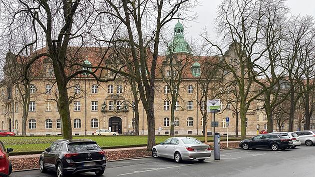 Der damalige Tatort unter der Allee am Wilhelmsplatz, unweit des Justizgeb&auml;udes. Ein Amtsrichter war am 11. M&auml;rz 1983 durch die Schreie des Opfers auf die Bluttat aufmerksam geworden war. Foto: Micho Haller
