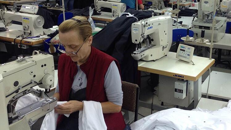 Die Berufskleidung der Bamberger Firma Greiff wird unter anderem in Bosnien genäht. Die Lieferkettte der Produkte kann der Kunde einfach im Internet nachverfolgen. Den Geschäftsführern seien faire Produktionsbedingungen sehr wichtig.