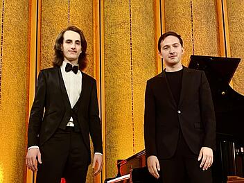 Wieder sehen nach einem Dreivierteljahr: Sergey Tanin (rechts) und Yoav Levanon, der Erst- und der Zeitplatzierte des Kissinger Klavier-Olymps 2020.   Foto: Gerhild Ahnert